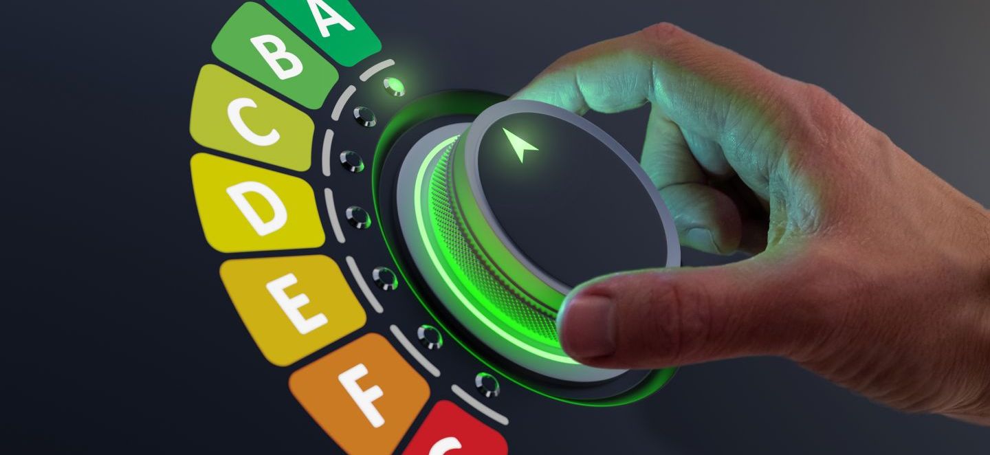 Main tournant un cadran vers la classe A du diagnostic de performance énergétique DPE