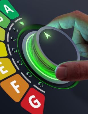 Main réglant un cadran sur l'échelle énergétique A à G du diagnostic DPE