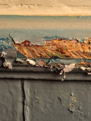 Peinture bleue écaillée sur bois ancien, signe typique d'un diagnostic plomb