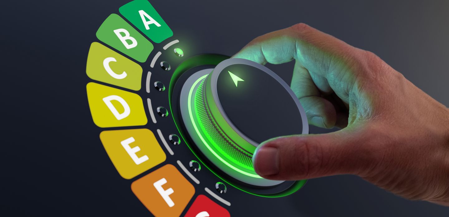 Mains gantées travaillant sur un tableau électrique pour diagnostic électricité